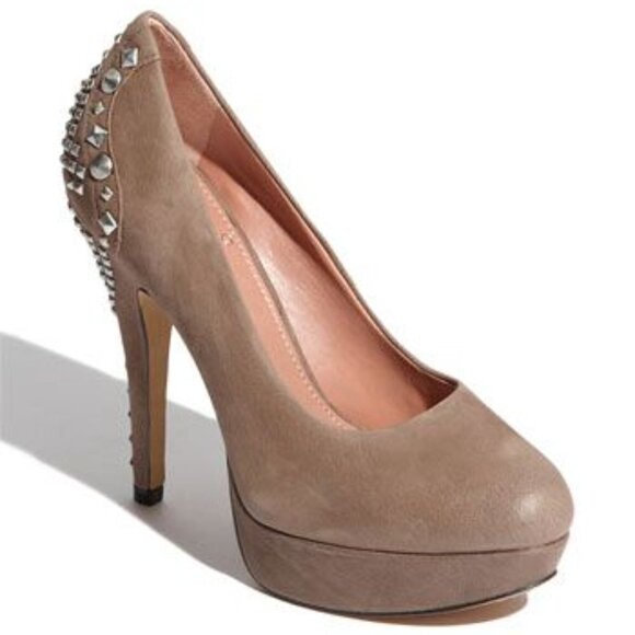 VINCE CAMUTO Malaya Pump Tan studded 6B - Picture 1 of 12